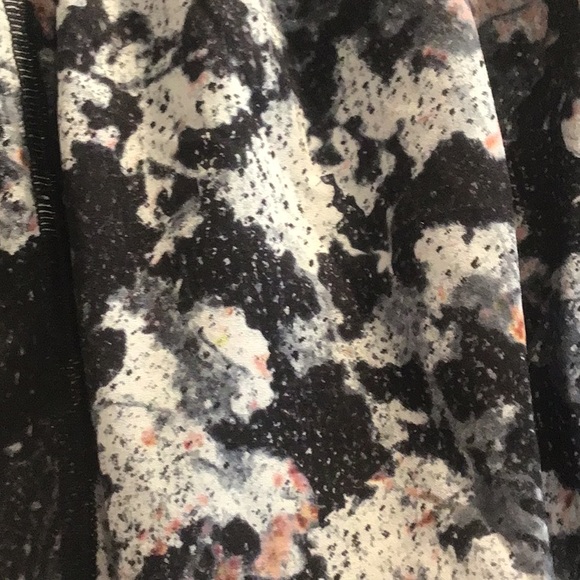 Lululemon low rise shorts - Picture 3 of 4